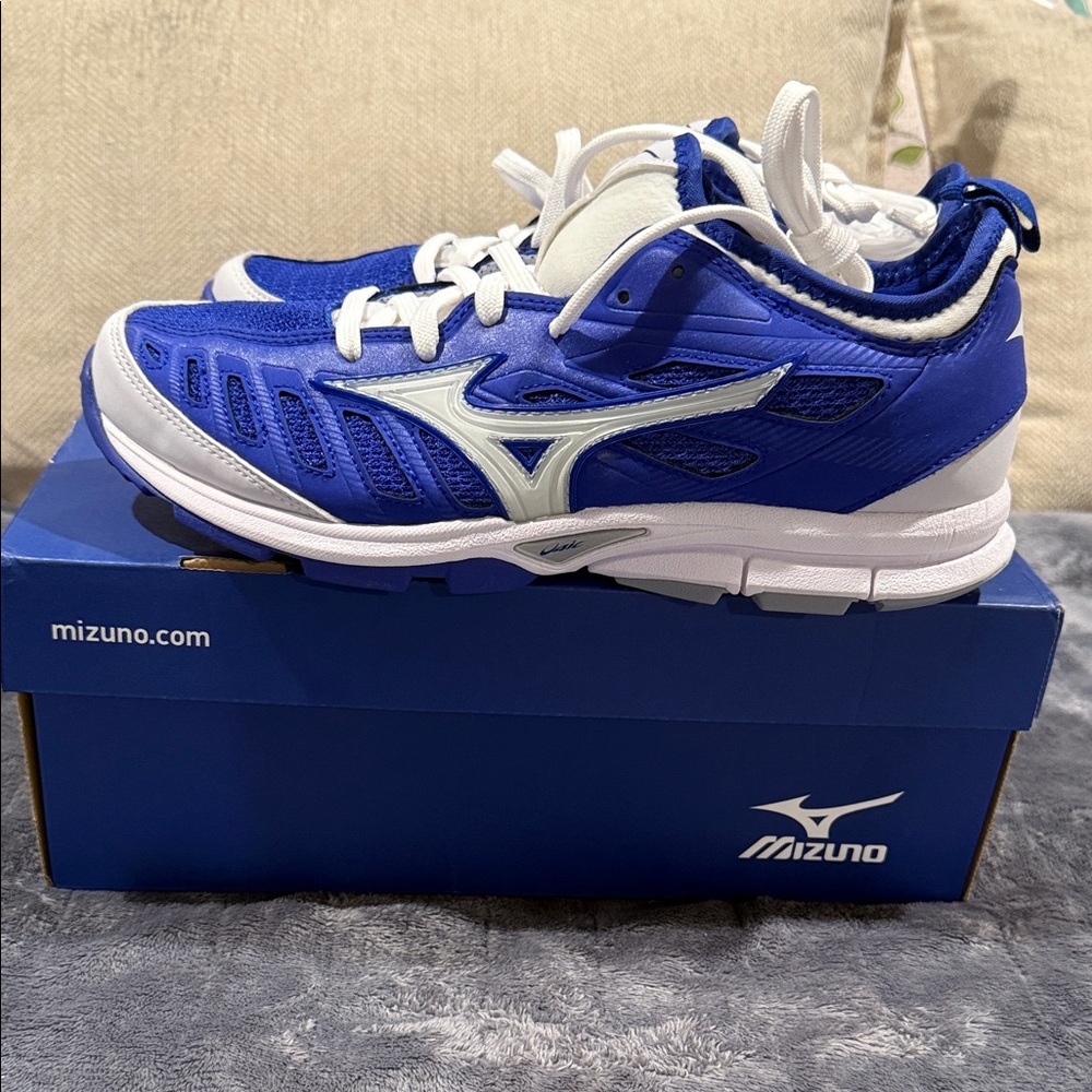 Mizuno women’s Royal Blue and White Athletic Trainers softball Shoes 8.5 sz NWT